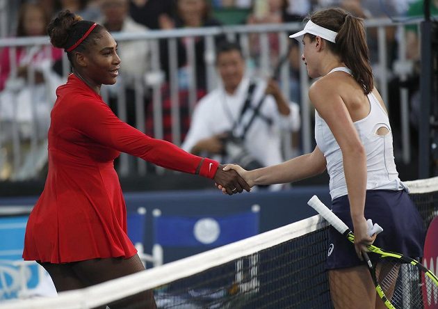 Americká tenistka Serena Williamsová (vlevo) mohla jen pogratulovat Britce Johanně Kontaová k vítězství v 1. kole turnaje v San Jose. Americká hvězda uhrála jedinou hru v utkání a zaznamenala nejhorší porážku v kariéře.