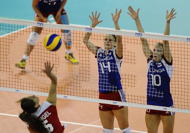 České volejbalistky Nikol Sajdová (vzadu vlevo) a Michala Kvapilová v duelu proti Mexiku.