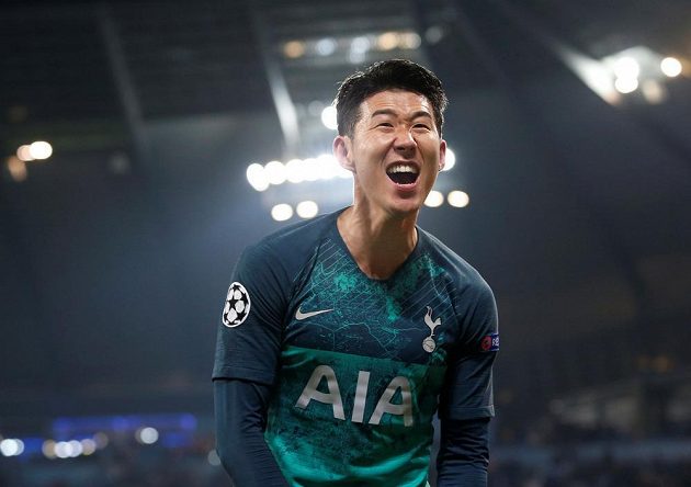 Korejský střelec Son Hung-min jásá po utkání, v němž k postupu Tottenhamu do semifinále Ligy mistrů přispěl dvěma góly.