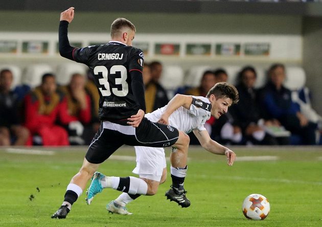 Plzeňský Václav Pilař v souboji s Domenem Crnigojem z Lugana ve 3. kole Evropské ligy.