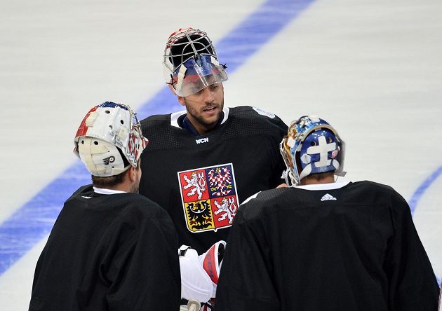 Ondřej Pavelec (uprostřed) na tréninku se svými parťáky Michalem Neuvirthem (vlevo) a Petrem Mrázkem.