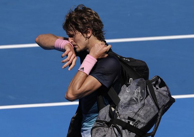 Alexander Zverev z Německa opouští kurt po prohře s Milosem Raonicem z Kanady.