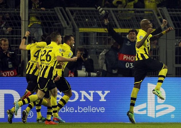 Felipe Santana (vpravo) se raduje se spoluhráči z Borussie Dortmund z vítězného gólu do sítě Málagy.