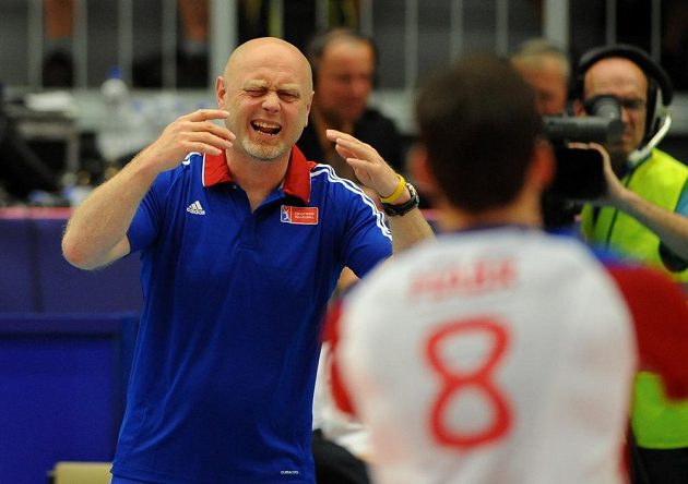 Byly to nervy! Na snímku trenér Zdeněk Šmejkal (vlevo) udílí pokyny českým volejbalistům v souboji s Korejci.