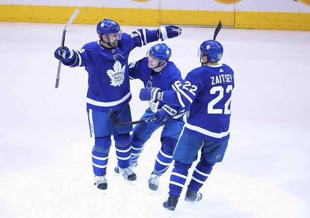 Hokejisté Toronta Maple Leafs slaví. Český útočník Tomáš Plekanec (vlevo) se trefil do prázdné branky Bostonu a pečetil vítězství na 3:1.