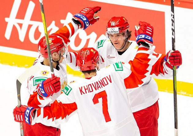 Zleva Nikita Alexandrov, Alexandr Chovanov a Dimitrij Voronkov z Ruska se radují z gólu proti Švýcarsku.