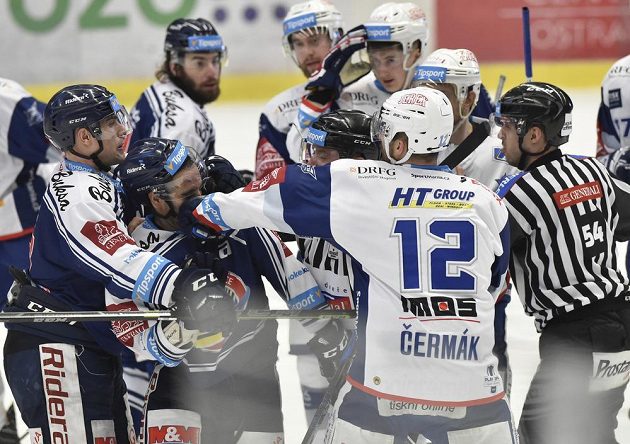 Samson Mahbod z Vítkovic a Leoš Čermák z Brna v souboji během druhého čtvrtfinále play off hokejové extraligy.