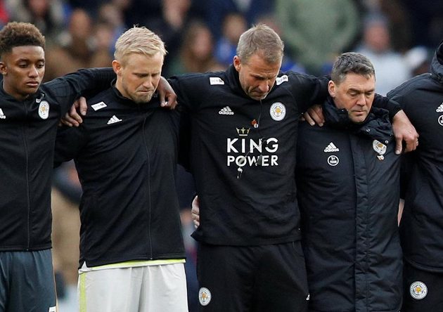 Fotbalový Leicester v slzách před zápasem v Cardiffu, kdy uctil památku tragicky zesnulého majitele klubu.