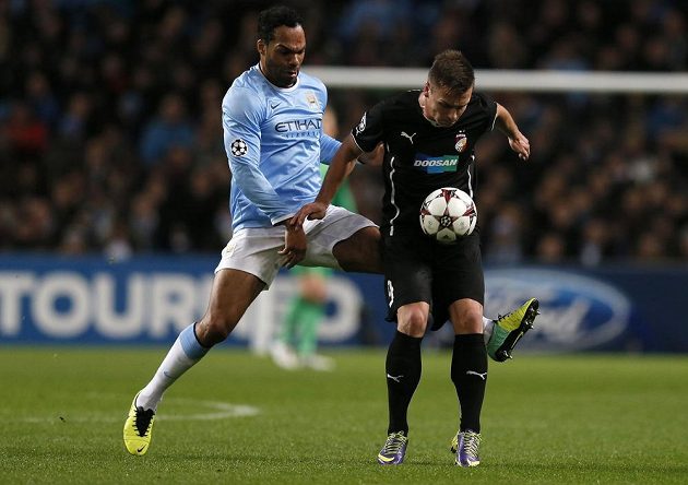 Obránce Manchesteru City Joleon Lescott (vlevo) v souboji s plzeňským útočníkem Stanislavem Teclem v utkání Ligy mistrů.