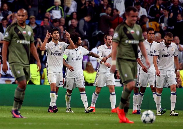Marco Asensio (č. 20) z Realu Madrid slaví se spoluhráči gól proti Legii Varšava.