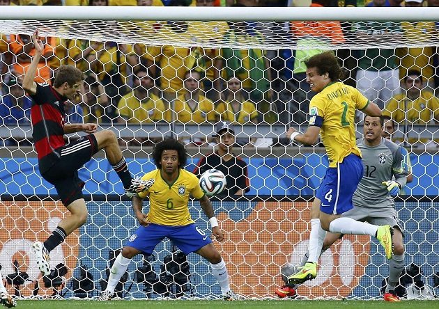 Thomas Müller (vlevo) takhle otevřel skóre semifinálového klání s Brazílií.