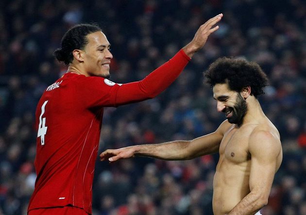 Liverpoolští střelci oslavují. Do sítě Manchesteru United se v Premier League trefili Virgil van Dijk i Salah.