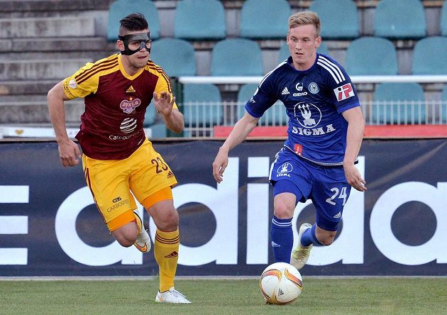 Obránce Dukly Ondřej Vrzal (vlevo) a Petr Ševčík z Olomouce v páteční předehrávce 28. kola Synot ligy.