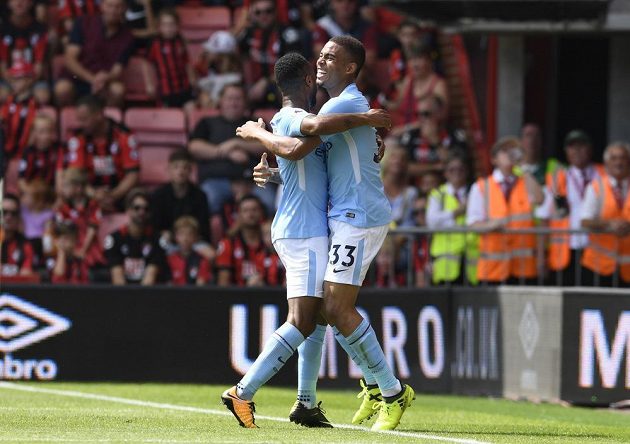 Raheem Sterling (vlevo) z Manchesteru City slaví s Gabrielem Jesusem první branku Citizens proti Bournemouthu.