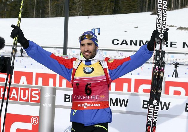 Francouzský biatlonista Martin Fourcade se raduje z vítězství ve sprintu v Canmore.