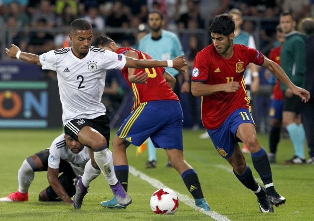 Německý fotbalista Jeremy Toljan (vlevo) v souboji o míč se Španělem Markem Asensiem ve finále EURO hráčů do 21 let.