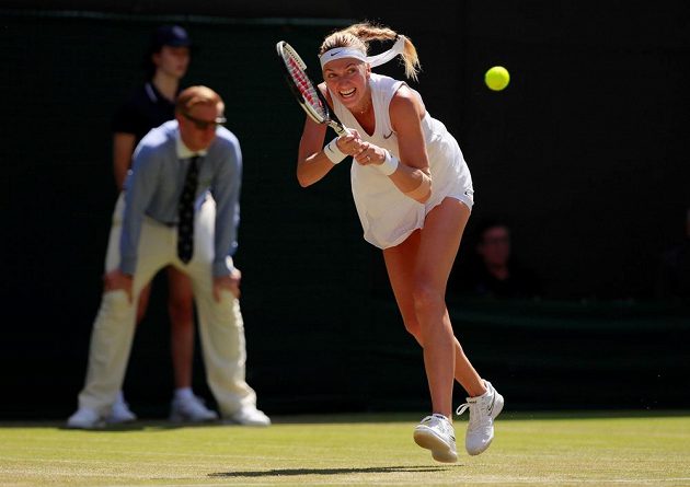 Lvice se vytáhla. Dvojnásobná šampionka Petra Kvitová je po výhře nad Kristinou Mladenovicovou z Francie 7:5, 6:2 po čtyřech letech ve 3. kole tenisového Wimbledonu.