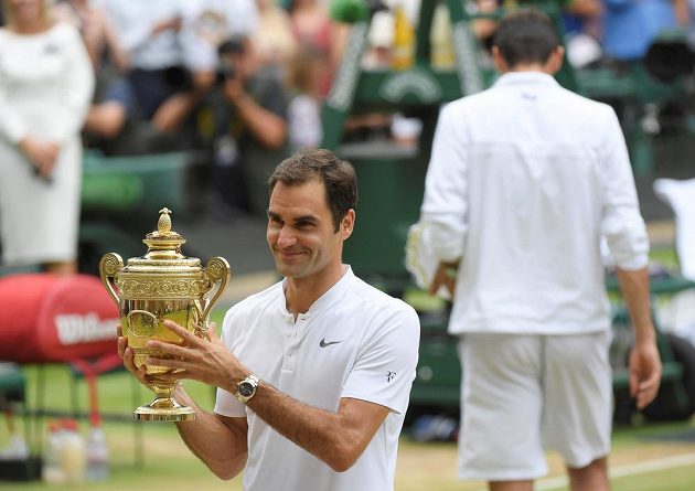 Švýcar Roger Federer pózuje s trofejí po rekordním osmém triumfu ve Wimbledonu.