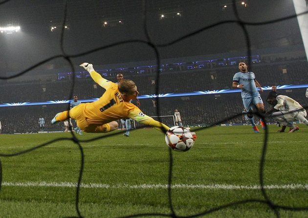 Brankář Manchesteru City Joe Hart inkasuje po střele Seydou Doumbii z CSKA Moskva.