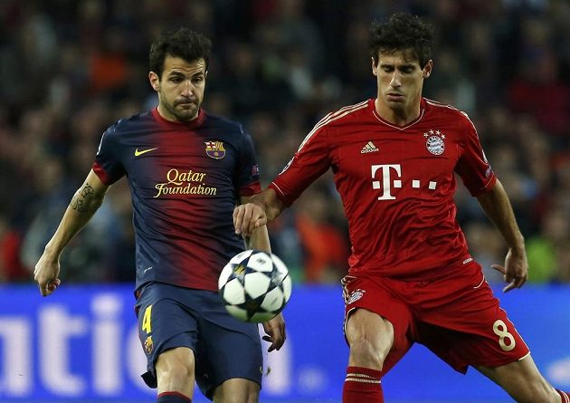 Cesc Fábregas (vlevo) z Barcelony bojuje o míč s krajanem Javim Martínezem ve službách Bayernu Mnichov.