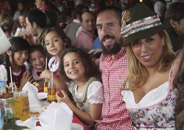 Fotbalista Bayernu Mnichov Franck Ribéry (druhý zprava) s manželkou Wahibou a dětmi na Oktoberfestu.