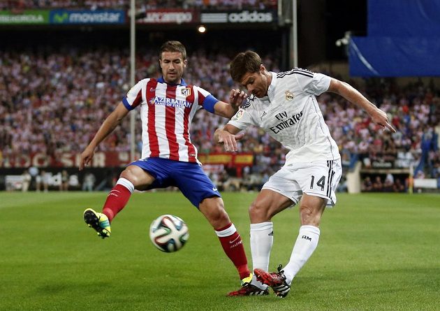 Fotbalista Realu Madrid Xabi Alonso (vpravo) v souboji s Gabim z Atlétika v odvetě španělského Superpoháru.