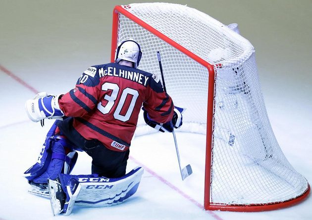 Kanadský brankář Curtis McElhinney krátce poté, co v duelu s Finy potřetí inkasoval.