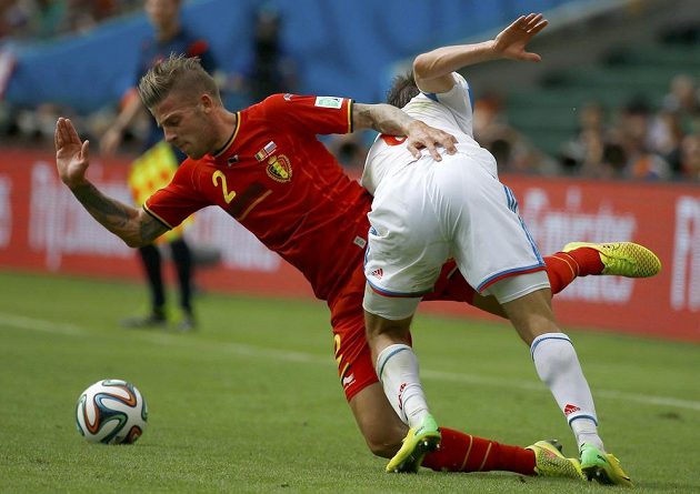 Belgičan Toby Alderweireld (vlevo) bojuje s ruským fotbalistou Maximem Kanunnikovem.