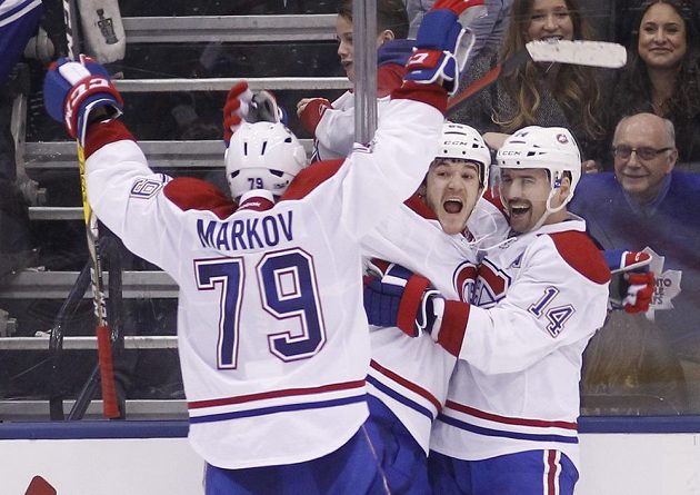 Tomáš Plekanec, Andrew Shaw a Andrej Markov slaví vítězný gól proti Torontu.