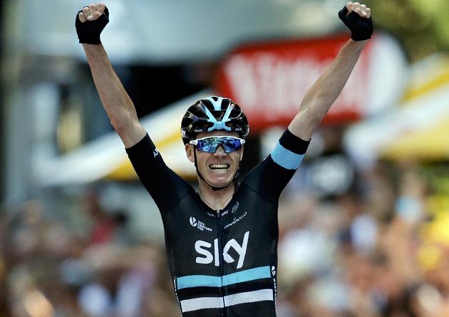 Britský cyklista Chris Froome se raduje z vítězství v osmé etapě Tour de France z Pau do Bagnéres-de-Luchon.