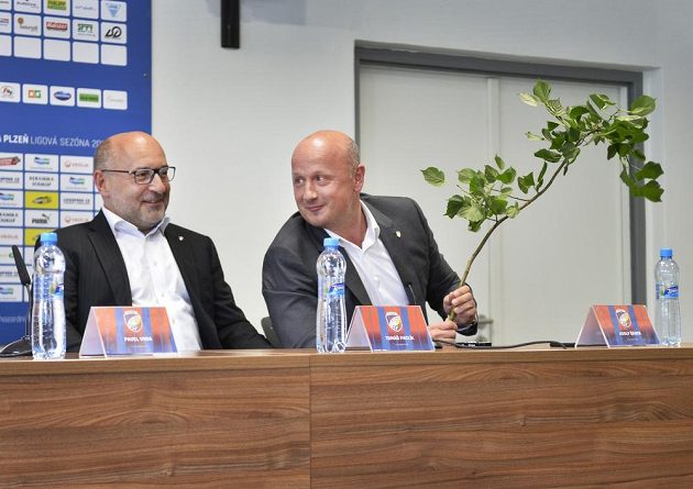 Majitel fotbalové Viktorie Plzeň Tomáš Paclík a generální ředitel Adolf Šádek na tiskové konferenci před zahájením prvoligové sezóny 2017/18.