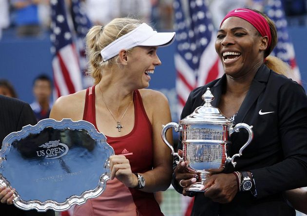 Serena Williamsová (vpravo) a Caroline Wozniacká se při předávání trofejí po finále US Open skvěle bavily.