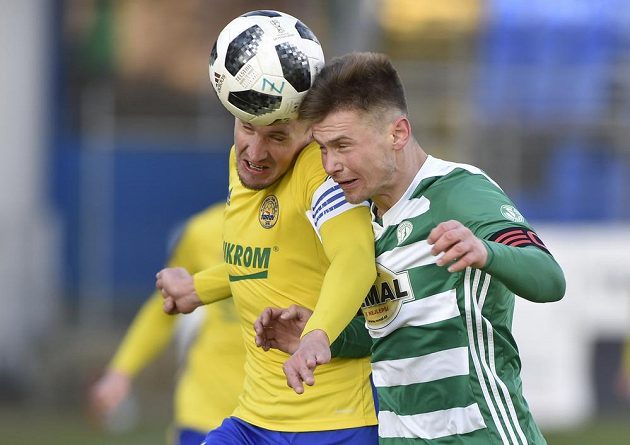 Lukáš Železník ze Zlína a Daniel Krch z Bohemians v ostrém hlavičkovém souboji během utkání nejvyšší soutěže fotbalistů.
