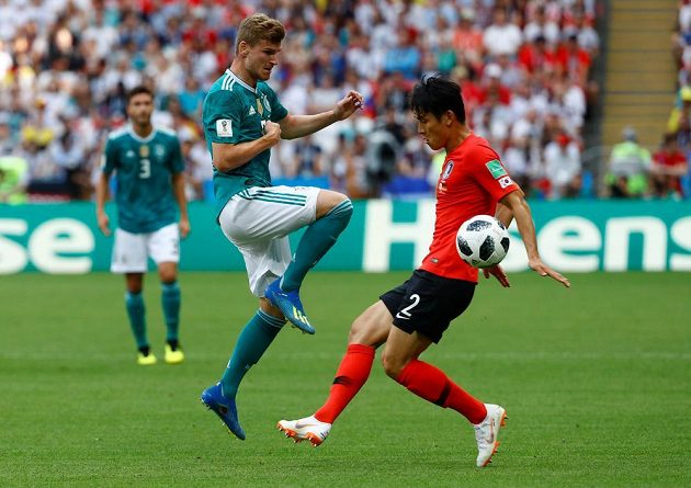 Německý reprezentant Timo Werner v souboji s Korejcem I Jongem během utkání mistrovství světa.