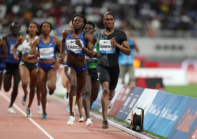 Dvojnásobná olympijská vítězka Caster Semenyaová na úvodním mítinku Diamantové ligy v Dauhá vyhrála poslední osmistovku před zavedením pravidla, které jí znemožní závodit na tratích do míle, pokud se nepodrobí léčbě na snížení hladiny mužských hormonů.