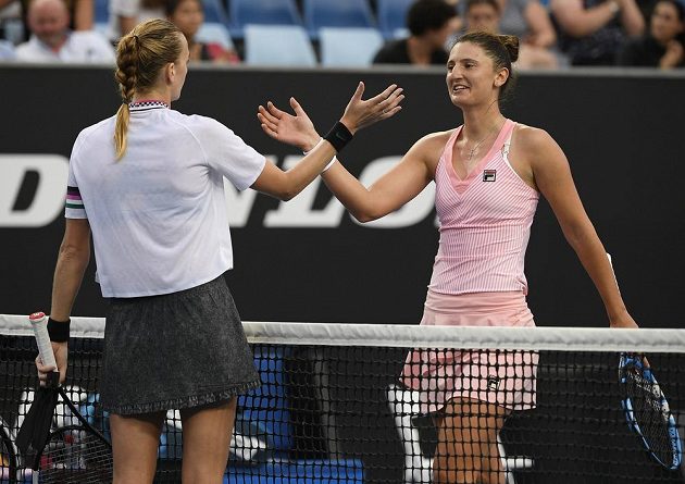 Česká tenistka Petra Kvitová (vlevo) přijímá gratulaci od rumunské tenistky Iriny Beguové na Australian Open.