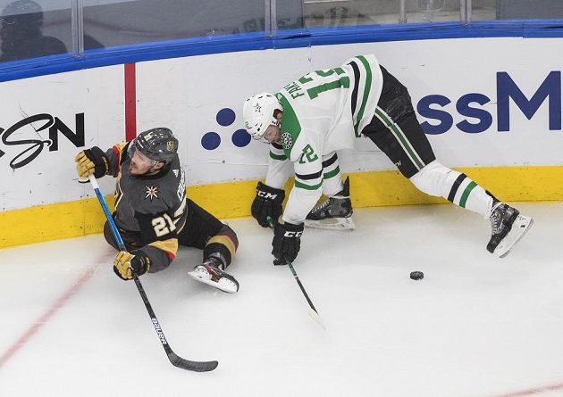 Hokejista Vegas Golden Knights Nick Cousins (21) byl atakován Radkem Faksou (12) z týmu Dallas Stars.
