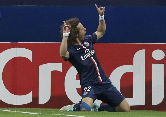David Luiz oslavuje vedoucí trefu Paris St. Germain v duelu Ligy mistrů s Barcelonou.