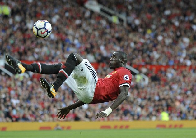 Fotbalista Manchesteru United Eric Bailly a jeho akrobatický kop během utkání Premier League proti Leicesteru.
