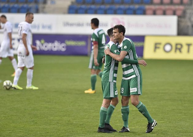Zleva Till Schumacher z Bohemians a Daniel Köstl z Bohemians se radují z vítězství.