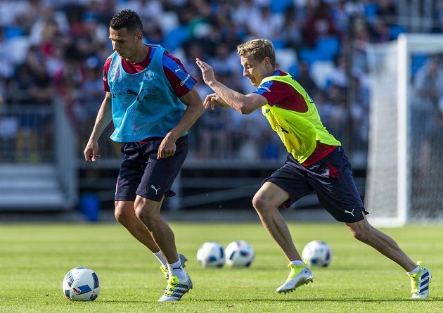 Obránce Marek Suchý (vlevo) a záložník Ladislav Krejčí během tréninku české reprezentace v Tours.