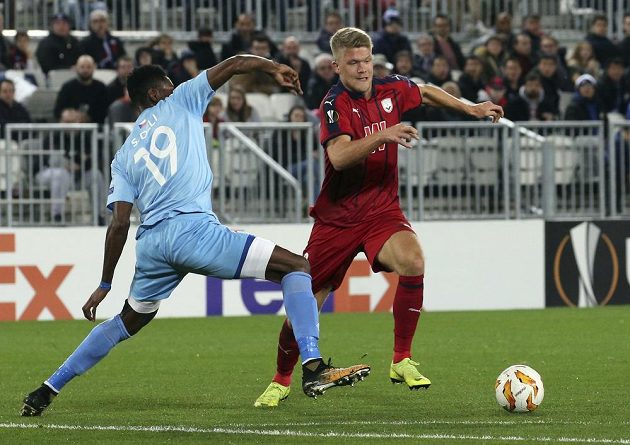 Andreas Cornelius z Bordeaux (vpravo) se snaží prosadit přes bránícího slávistu Simona Deliho v utkání Evropské ligy.