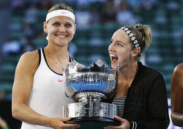 Lucie Šafářová (vlevo) a Bethanie Matteková-Sandsová s trofejí pro vítězky Australian Open.