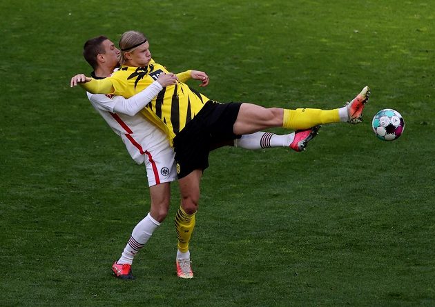 Fotbalista Borussia Dortmund Erling Haaland (vpravo) v souboji s hráčem Eintrachtu Frankfurt Stefanem Ilsankerem v utkání 27. kola německé bundesligy.