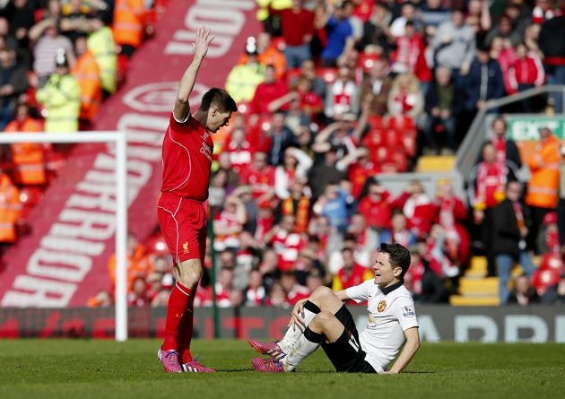 Liverpoolský Steven Gerrard šlápl na Andera Herreru - a po necelé minutě na hřišti musel ven!