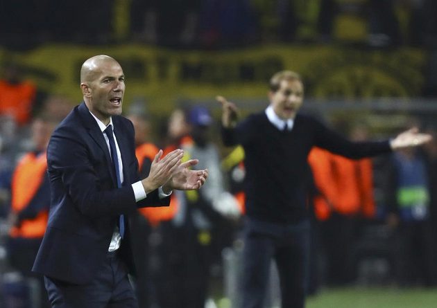 Trenér Realu Madrid Zinédine Zidane během zápasu s domácí Borussií Dortmund.