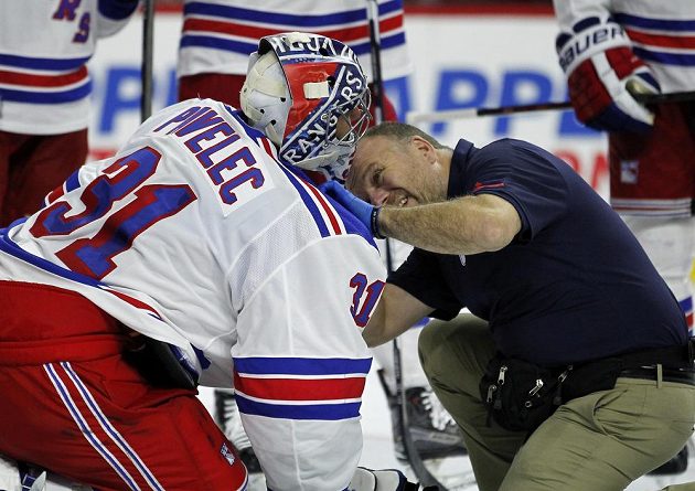 Gólman Ondřej Pavelec v brance Rangers dostal v přípravném duelu s Philadelphií pukem do masky, pak byl chvíli v péči lékaře.