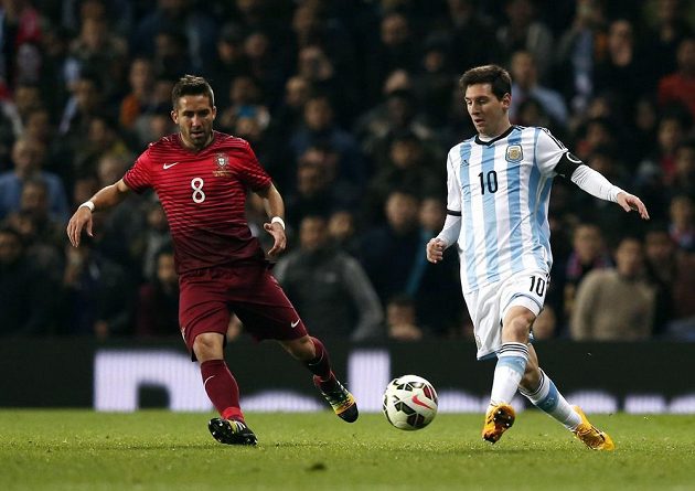 Argentinec Lionel Messi (vpravo) a Portugalec Joao Moutinho v přípravném zápase v Manchesteru.