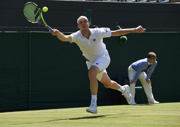 Americký tenista Sam Querrey vrací míček v zápase s Milosem Raonicem z Kanady.