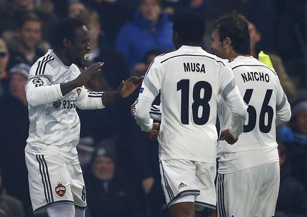 Seydou Doumbia z CSKA Moskva (vlevo) se raduje se spoluhráči Ahmedem Musou (uprostřed) a Bebrasem Natchem z branky proti Manchesteru City.